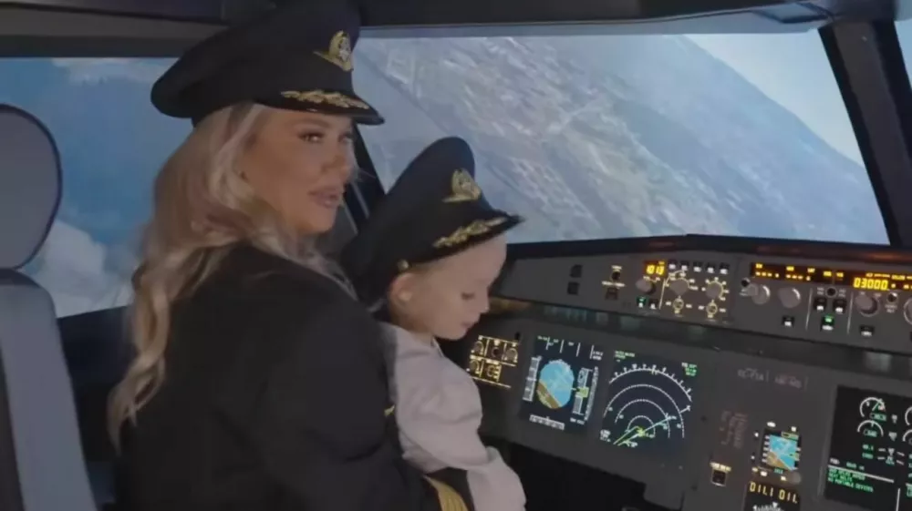 Maja Šuput s sinom Bloomom na simulatorju letenja. F instagram