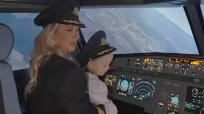 Maja Šuput s sinom Bloomom na simulatorju letenja. F instagram