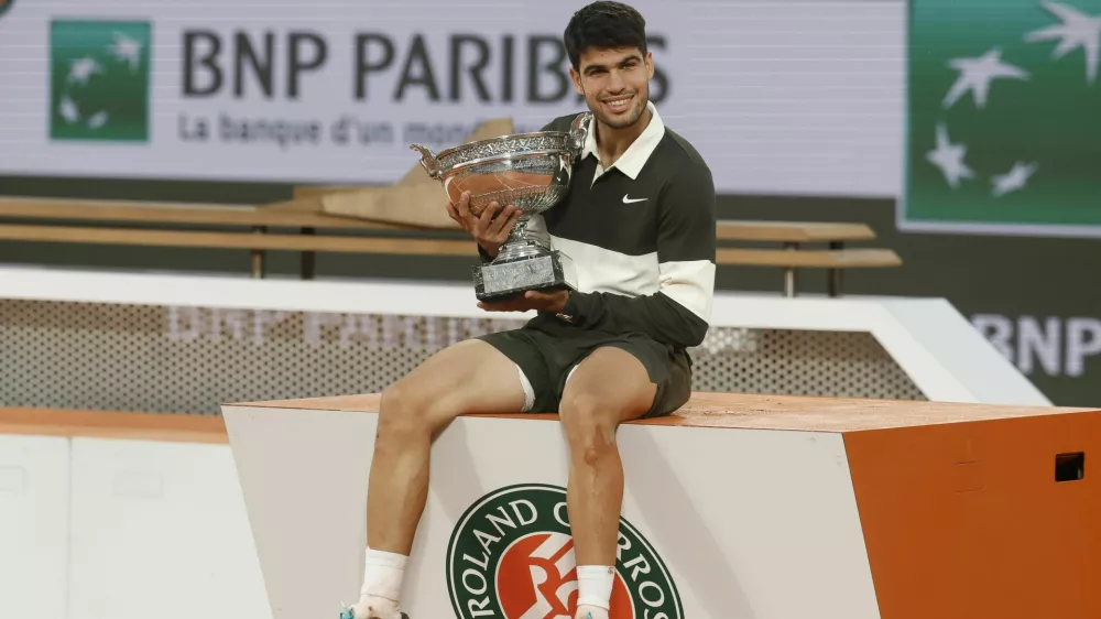 08 June 2025, France, ParisSpanish tennis player Carlos Alcaraz celebrates with the trophy after defeating Italy's Jannik Sinner in their Men's Singles final tennis match to win the French Open tennis tournament (Roland-Garros). PhotoLoic Baratoux/ZUMA Press Wire/dpa