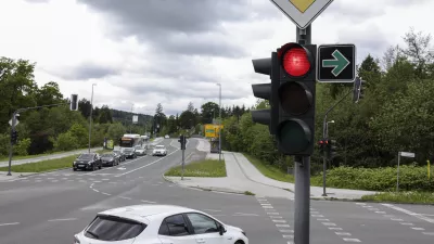 - križišče Podutiška cesta–Ulica bratov Babnik za zavijanje iz Podutiške ceste na Ulico bratov Babnik - 19.05.2023 – semafor v Ljubljani z zeleno puščico za zavijanje desno pri rdeči luči - prometni znak zelena puščica - //FOTO: Jaka Gasar / Foto: Jaka Gasar
