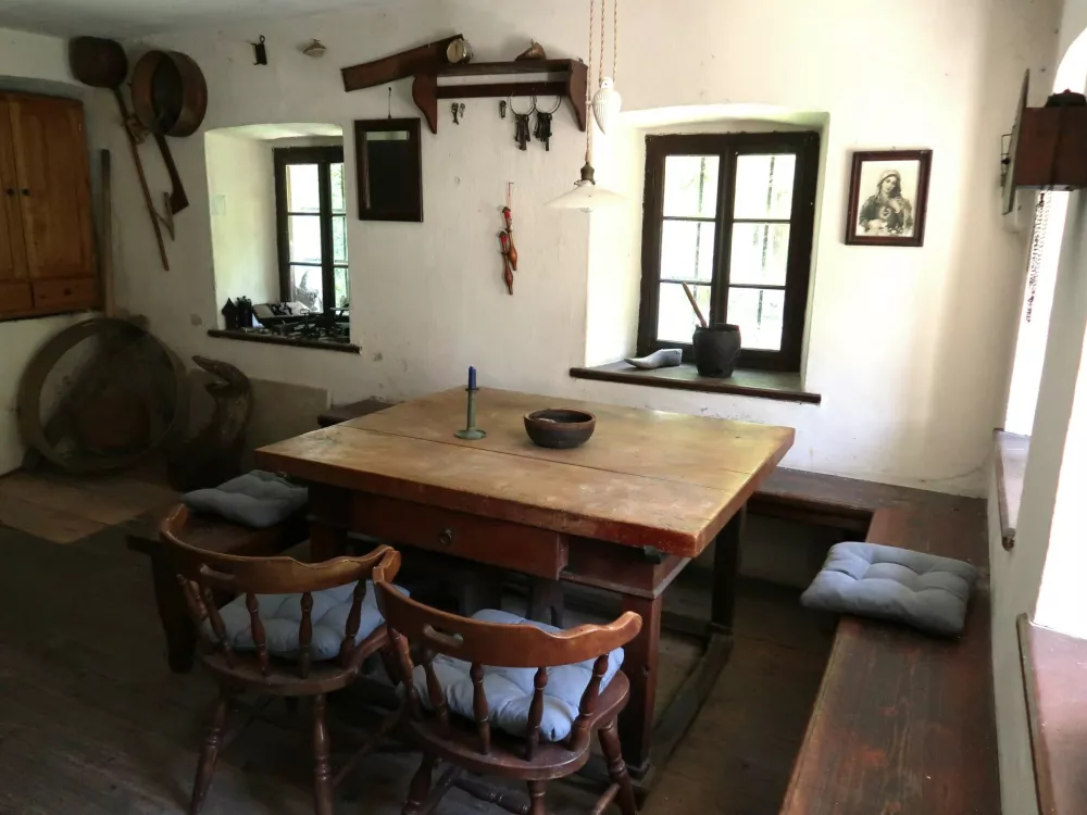 Domačija Za Lomovjem, Ravne pri Cerknem, Cirila Toplak, Obnovljene domačije, stavbna dediščina / Foto: Nataša Bucik Ozebek