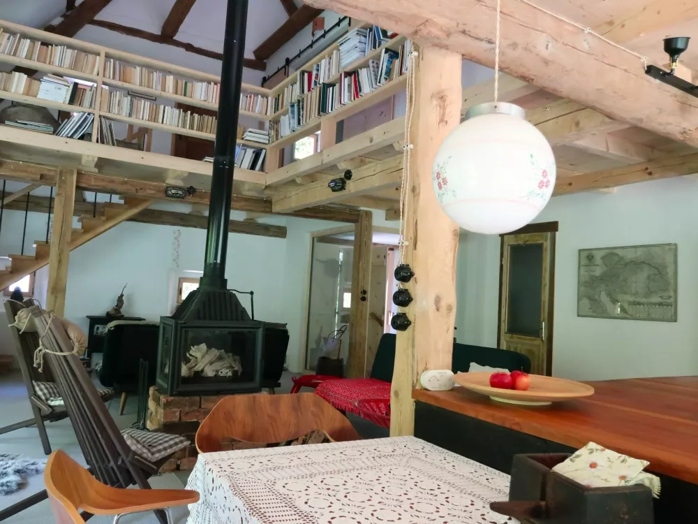 Domačija Za Lomovjem, Ravne pri Cerknem, Cirila Toplak, Obnovljene domačije, stavbna dediščina / Foto: Nataša Bucik Ozebek