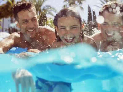 otroci v bazenu / Foto: Caiaimage/paul Bradbury