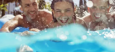 otroci v bazenu / Foto: Caiaimage/paul Bradbury