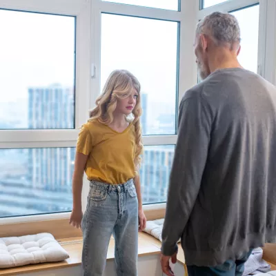 Argument. A blonde girl feeling upset while having an argument with her dad / Foto: Zinkevych