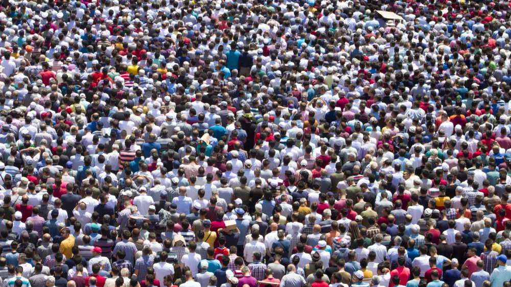 The people of Karaman are preparing to perform funeral prayers in Aktekke Square. / Foto: Feyzullah Tunc