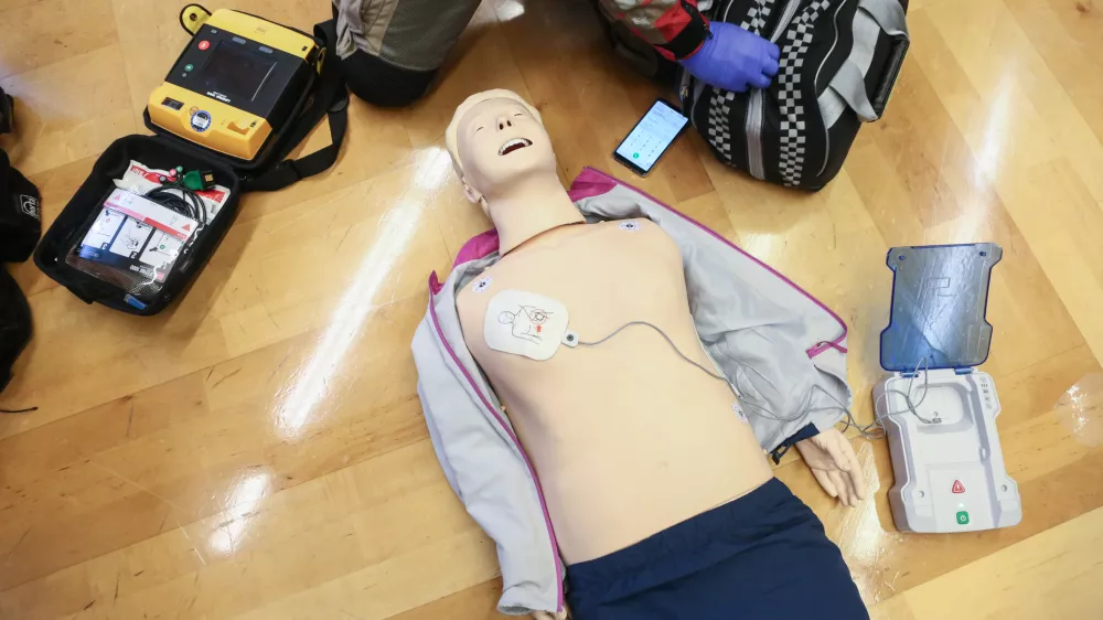 ﻿- oživljanje - simulacija dela zdravstvenega dispečerja in telefonskega vodenja skozi postopke oživljanja.- 16.10.2018 - Svetovni dan oživljanja 2018 - novinarska konferenc pod sloganom »Vsak Zemljan lahko reši življenje« v organizaciji SloRS - Slovenski reanimacijski svet pri Slovenskem združenju za urgentno medicino in Rdeči križ Slovenije. //FOTO: Luka Cjuha.