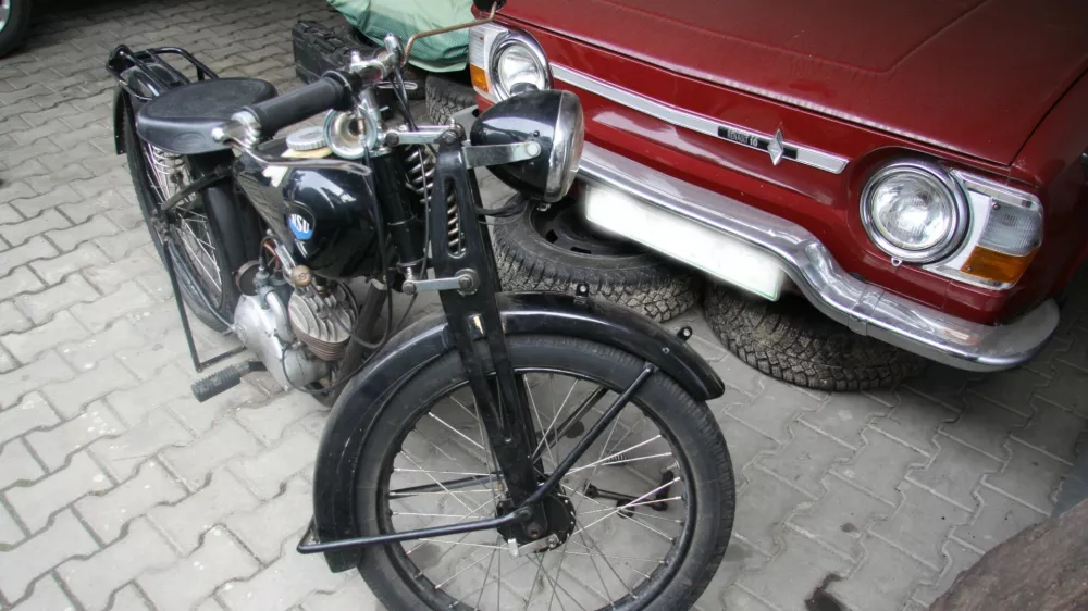 združba, ki je kradla avtomobile po Avstriji in jih vozila v Slovenijo; ukradli tudi starinsko motorno kolo