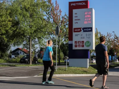 ﻿- 31.08.2016 - - Bencinski servis Petrol v Ljubljani - črpalka - gorivo - bencin, trgovine Hip Hop//FOTO: Bojan Velikonja