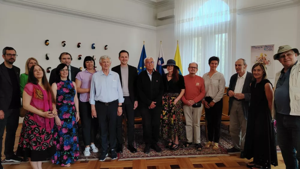 FOTO: Nekatere prejemnike zlatnika poezije je sprejel celjski župan Matija Kovač. Foto Mojca Marot