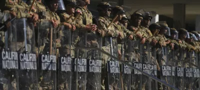California National Guard are positioned at the Federal Building on Tuesday, June 10, 2025, in downtown Los Angeles. (AP Photo/Eric Thayer)