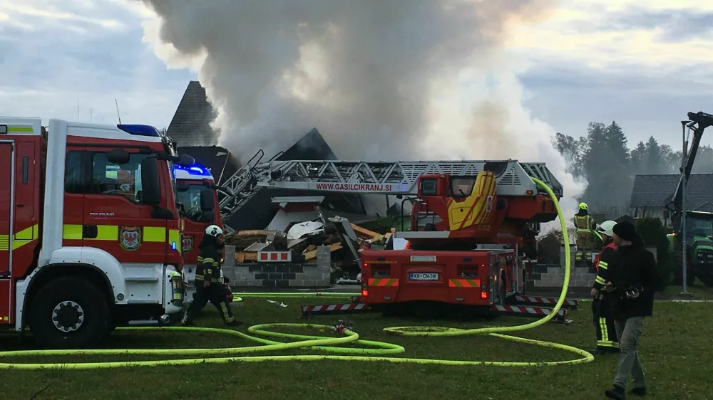 V eksploziji v Trbojah se je porušila stanovanjska hiša. Poškodovanih na srečo ni bilo. Gasilci so na kraju in gasijo požar. 
