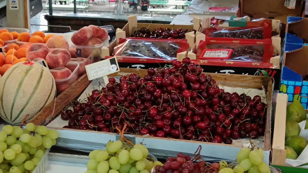 Češnje, ljubljanska tržnica, sadje, branjevec, branjevka.