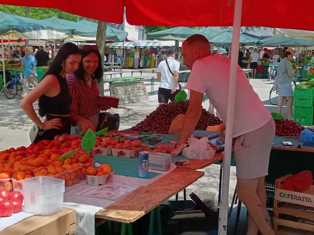 Češnje, ljubljanska tržnica, sadje, branjevec, branjevka.