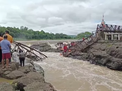 People gather following a bridge collapse over the Indrayani river in the western Indian city, in Pune, India, June 15, 2025, in this still image taken from a video. ANI/Reuters TV via REUTERS  THIS IMAGE HAS BEEN SUPPLIED BY A THIRD PARTY. INDIA OUT. NO COMMERCIAL OR EDITORIAL SALES IN INDIA.