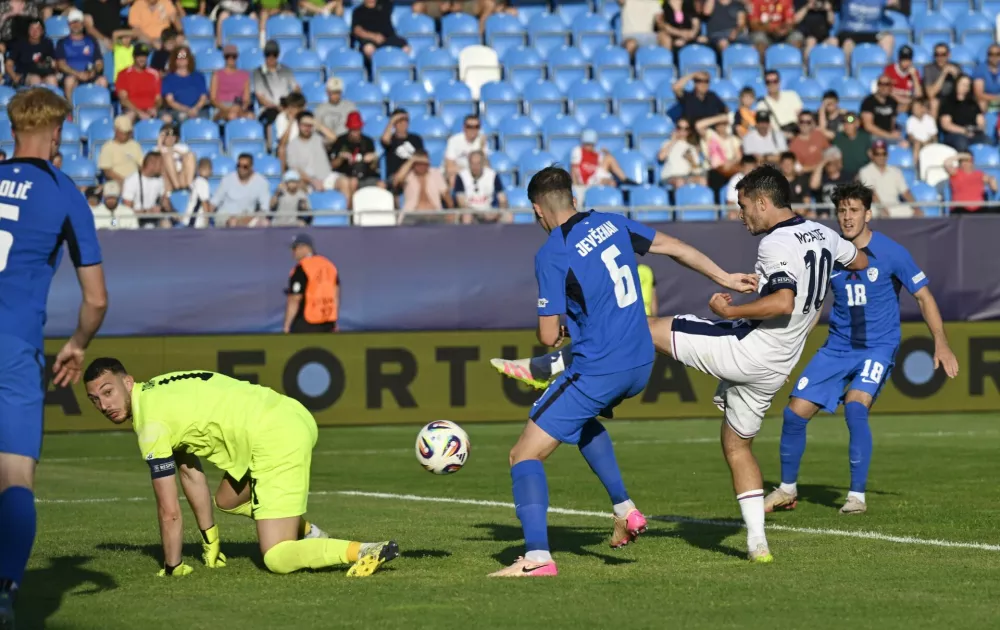 Soccer Football - UEFA Under 21 Championship - England v Slovenia - Nitra Stadium, Nitra, Slovakia - June 15, 2025 England's James McAtee in action with Slovenia's Zan Jevsenak REUTERS/Radovan Stoklasa