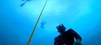 Tečaj vodi izkušena ekipaTečaji potekajo v majhnih skupinah in trajajo šest dni. Običajno se opravita dva sklopa potopov na dan, en zjutraj in en popoldan. Vmes se izvajajo dihalne vaje, raztezne vaje in joga, vaje za izenačevanje pritiska, ki so ključne za uspešne potope, pa še kakšen trening statične apneje v bližnjih zalivčkih, kjer se vadijo tudi varnostni protokoli. Tečaje vodi Tadej Černoš, dolgoletni inštruktor trener mednarodne šole potapljanja na vdih Apnea Academy, ki jo vodi nekdanji italijanski as Umberto Pelizzari. Del stalne ekipe sta še Tjaša Učakar, prva inštruktorica Apnea Academy v Sloveniji, in Mojca Haberman, mlada perspektivna tekmovalka v apneji.