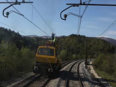 ﻿popravilo želežniške proge - gradnja izvlečnega tira - izvlečni tir - 20.04.2017 - Slovenske železnice (SŽ) - tovorni železniški promet - - infrastrukturni projekt Drugi tir - izgradnja drugega železniškega tira med Divačo in Koprom v dolžini 27 kilometrov - železniška proga - železniški tir - železnica - //FOTO: Luka Cjuha..OPOMBA: DNEVNIKOV OBJEKTIV - REPORTAŽA 2017 -