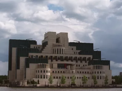 FILE PHOTO 14MAY99 - The headquarters of Britain's Secret Intelligence Service (MI6) at Vauxhall Cross on the River Thames in central London in this May 14, 1999 file picture. In a National Audit Office report written in 1995, and banned from publication until Prime Minister Tony Blair agreed it's release February 18, shows that former Conservative Prime Minister Margaret Thatcher was kept in the dark by her security and intelligence chiefs as the cost of building and refitting the new headquarters for MI5 and MI6 doubled from #252million to more than #547million.PS