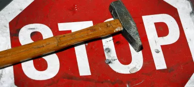 ﻿- ilustrativna fotografija - prometni znak STOP - tesarsko kladivo - delo - prekinitev - konec - prenehanje - upor - protestiranje - spremembe - podizvajalci - neplačniki - gradbeništvo - afere - mobing- šikaniranje - trpinčenje na delovnem mestu //FOTO: Bojan Velikonja