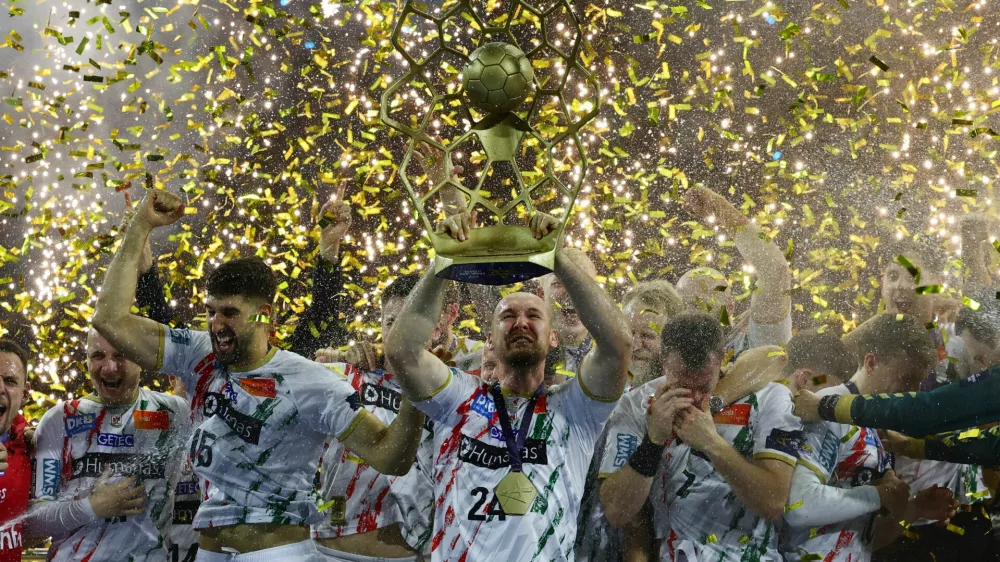 Handball - EHF Men's Handball Champions League - Final - Fuchse Berlin v SC Magdeburg - Lanxess Arena, Cologne, Germany - June 15, 2025 SC Magdeburg's Christian O'Sullivan lifts the trophy to celebrate with teammates after winning the Champions League REUTERS/Leon Kuegeler