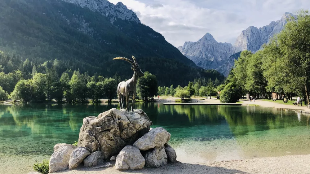 Ob jezeru Jasna vas bo pričakal bronasti kozorog in leseni fotookvir s Kosobrinom iz pripovedke o Kekcu. F Kornelija Decar