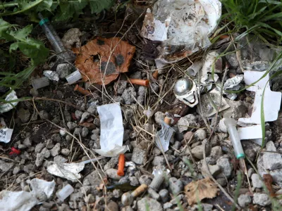 Čistilka se je zbodla z odvrženo iglo