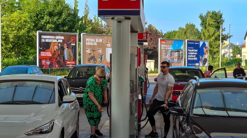 12.06.2025 - Petrol - Bencinska črpalka - točenje goriva - bencinFoto: Luka Cjuha