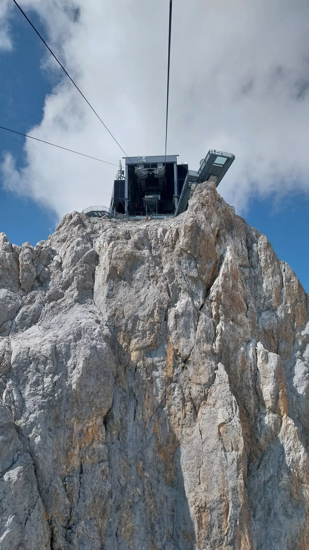 V poletnih mesecih vzpenjača vozi vsak dan, med 8. in 17.20 uro, je pa priporočljivo, da vozovnico in mesto v gondoli rezervirate vnaprej preko spletne trgovine.