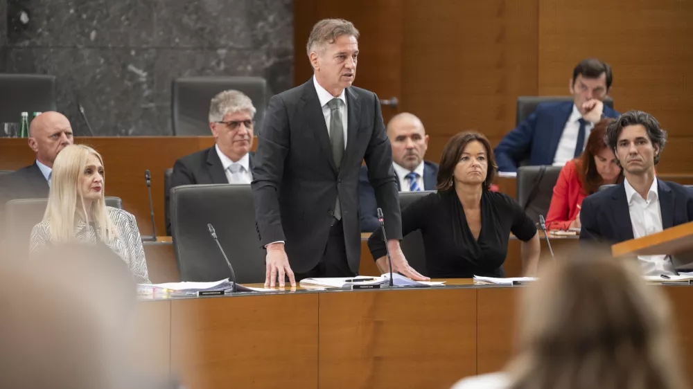 Ljubljana, DZ.Zacetek redne seje DZ s poslanskimi vprasanji predsedniku vlade Robertu Golobu in ministrski ekipi.