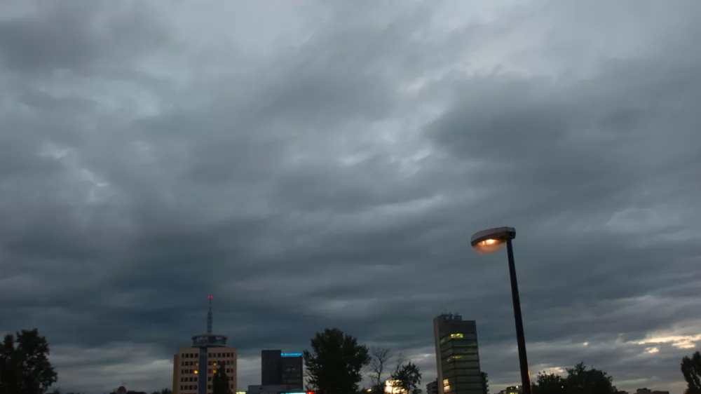 Ljubljana, mesto, luči, nevihtni oblaki, nevihta stolpnica, //FOTO: Luka Cjuha