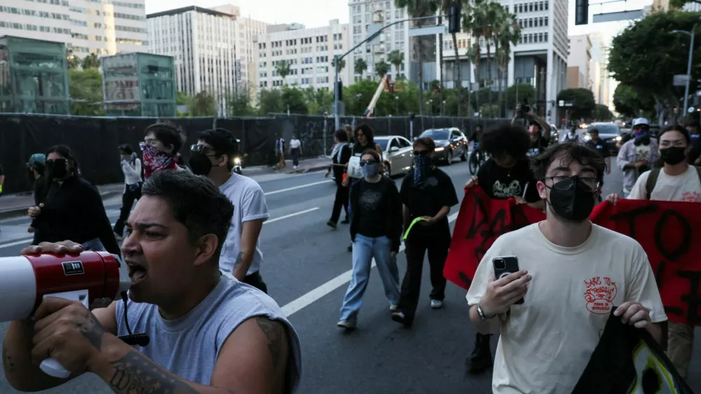 Demonstrators protest against federal immigration sweeps, in Los Angeles, California, U.S., June 15, 2025. REUTERS/Leah Millis