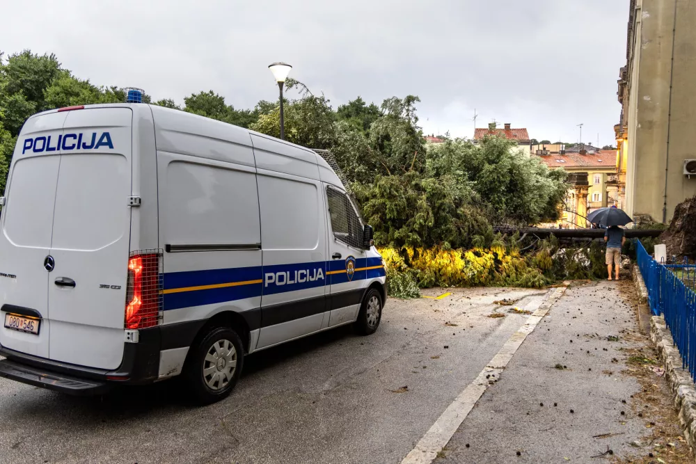 16.06.2025., Pula - Snazno nevrijeme pogodilo je grad te izazvalo poteskoce. Photo: Srecko Niketic/PIXSELL