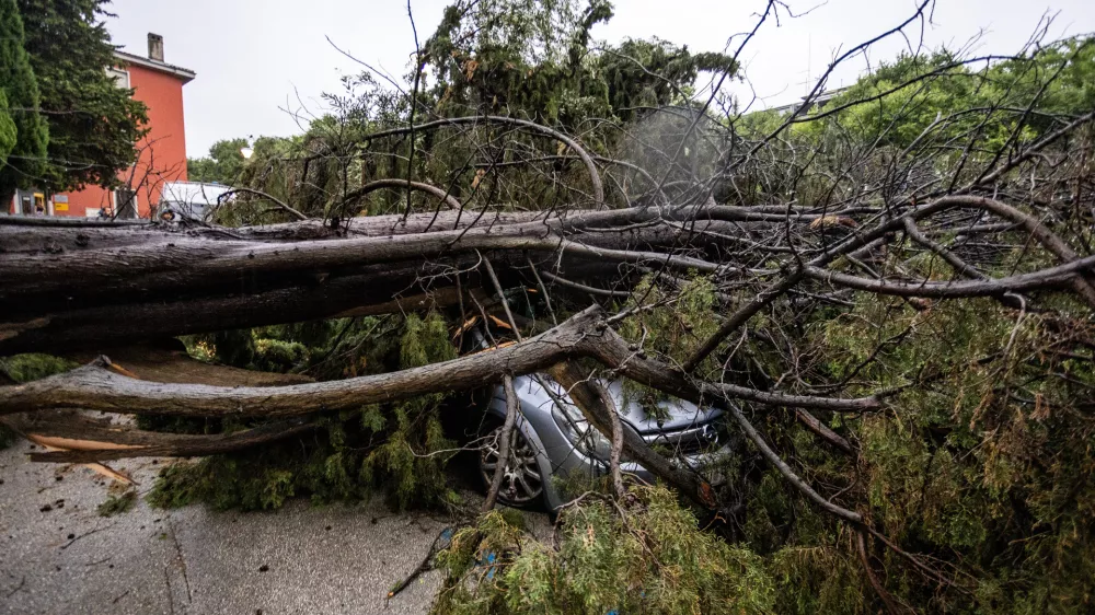 16.06.2025., Pula - Snazno nevrijeme pogodilo je grad te izazvalo poteskoce. Photo: Srecko Niketic/PIXSELL