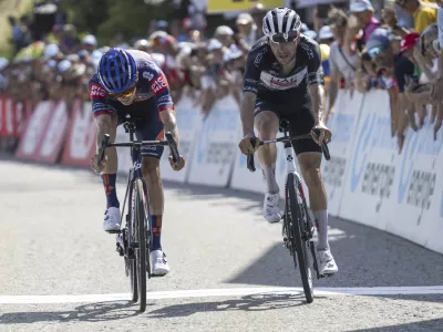 Britain's Oscar Onley, left, outsprints Joao Almeida from Portugal to win the fifth stage, a 183.8 km race from La Punt to Santa Maria, at the 88th Tour de Suisse UCI World Tour cycling race, Thursday, June 19, 2025. (Gian Ehrenzeller/Keystone via AP)
