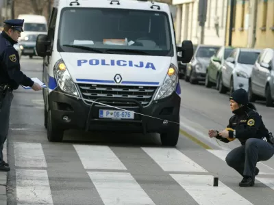 - prometna nesreča - Dalmatinova ulica - objestni mladenič je na prehodu za pešce pri Metalki v središču Ljubljane silovito trčil v 25-letno peško, ki je pravilno prečkala cesto. Žrtev predrznega voznika je s hudimi poškodbami končala v kliničnem centru, policija - meritev//FOTO: Bojan Velikonja