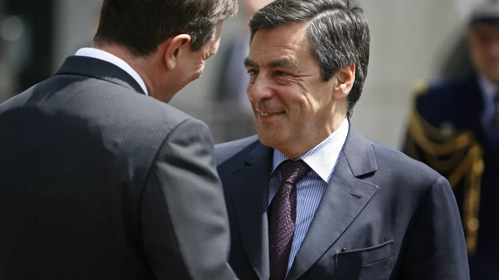 predsednik vlada Borut Pahor in francoski predsednik vlade Francois Fillon- Predsednik vlade Francoske republike na prvem uradnem obisku v Sloveniji - - srečanje predsednika vlade Boruta Pahorja s francoskim predsednikom vlade Francoisom Fillonom in uradni sprejem z voja&scaron;kimi častmi/FOTO: Matej Pov&scaron;eOPOMBA: ZA OBJAVO V ČASOPISU DNEVNIK