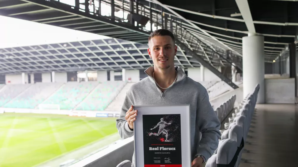 - Raul Florucz, najboljši igralec sezone,- 22.05.2025. - Predaja plakete za najboljšega igralca 1. lige Telemach v nogometu.//FOTO: Bojan Velikonja
