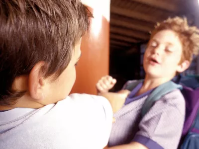 Portrait of two young boys having a fight / Foto: Michel Touraine (rf)