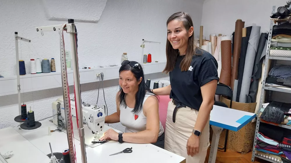 Lidija Logar in Slađana Raitze (na desni) sta ustvarjalki, ki ustvarjata pod znamko Indestructible. F Vesna Levičnik 