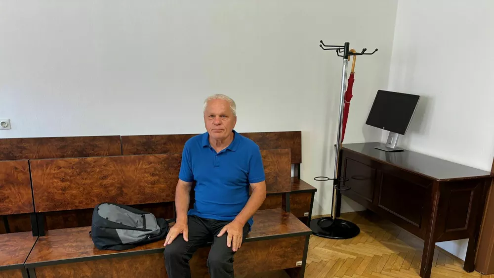 O 400 evrih, pištoli in drogah