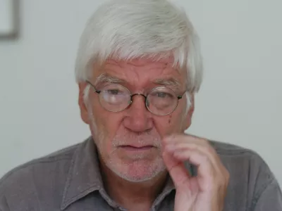 Janko Lorenci (1943), po izobrazbi pravnik, je pisatelj, publicist in novinar, komentator- bil urednik Teleksa in dolgoletni urednik Sobotne priloge Dela. - avtor dveh knjig intervjujev (z Jožetom Pučnikom in Dimitrijem Ruplom), - leposlovni knjižni prvenec, zbirko zgodb Savna in druge zgodbe, pa je objavil leta 2003. - Potovanje k Leonardi je Lorencijev romaneskni prvenec, //FOTO: Bojan Velikonja  OPOMBA: ZA OBJAVO V ČASOPISU DNEVNIK