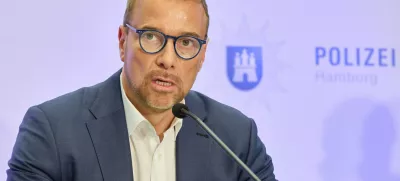 18 June 2025, Hamburg: Jan Hieber, Head of the State Office of Criminal Investigation, holds a press conference at police headquarters with the police and the Public Prosecutor General's Office regarding an arrest warrant on suspicion of completed and attempted murder on the internet. The occasion is the execution of an arrest warrant on the urgent suspicion of completed murder and multiple attempted murder. Photo: Georg Wendt/dpa