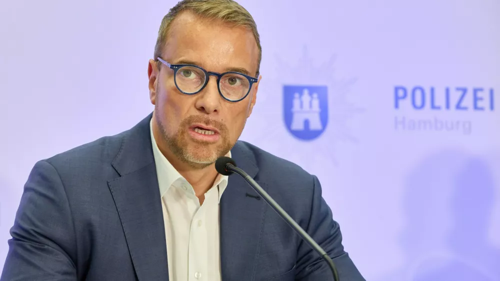 18 June 2025, Hamburg: Jan Hieber, Head of the State Office of Criminal Investigation, holds a press conference at police headquarters with the police and the Public Prosecutor General's Office regarding an arrest warrant on suspicion of completed and attempted murder on the internet. The occasion is the execution of an arrest warrant on the urgent suspicion of completed murder and multiple attempted murder. Photo: Georg Wendt/dpa