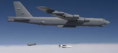 Letalo B-52 med testiranjem orožja.