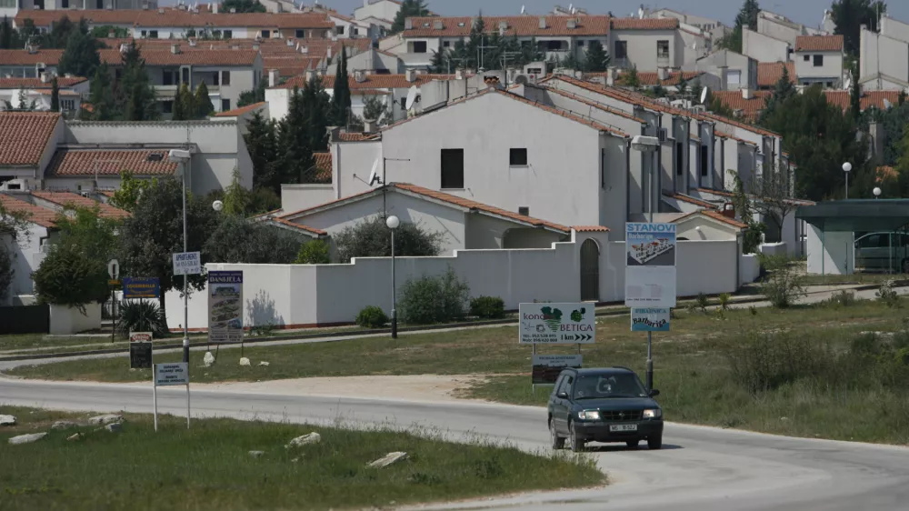 Barbariga &ndash; Hrva&scaron;ka, turistično apartmajsko naselje ob jugozahodni obali Istre med Rovinjem in Pulo/FOTO: Matej Pov&scaron;eOPOMBA: ZA OBJAVO V PRILOGI &ndash; DNEVNIKOV OBJEKTIV - REPORTAŽA