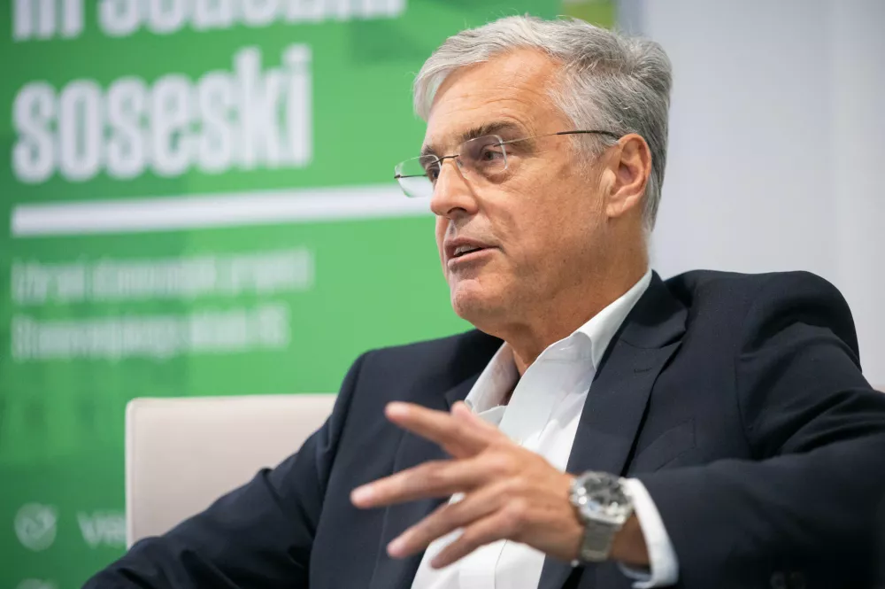 Ljubljana, Stanovanjski sklad RS.Novinarsko srecanje Stanovanjskega sklada RS, na kateri so predstavili publikacijo Zivim v lepi in sodobni soseski z dobrimi praksami in spoznanji resevanja stanovanjske problematike v Sloveniji.Direktor Stanovanjskega sklada RS Crtomir Remec.