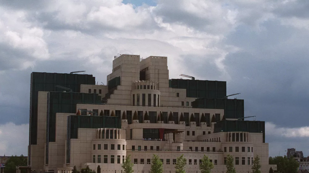 FILE PHOTO 14MAY99 - The headquarters of Britain's Secret Intelligence Service (MI6) at Vauxhall Cross on the River Thames in central London in this May 14, 1999 file picture. In a National Audit Office report written in 1995, and banned from publication until Prime Minister Tony Blair agreed it's release February 18, shows that former Conservative Prime Minister Margaret Thatcher was kept in the dark by her security and intelligence chiefs as the cost of building and refitting the new headquarters for MI5 and MI6 doubled from #252million to more than #547million.PS