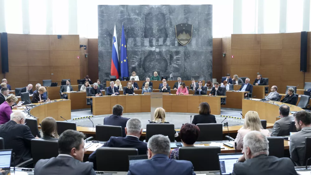 - 03.03.2025 - Predsednik vlade dr. Robert Golob je na 28. redni seji Državnega zbora odgovarjal na ustna poslanska vprašanja - parlament, poslanec, poslanci, politika, vlada//FOTO: Jaka Gasar