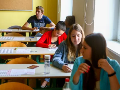 ﻿Gimnazija Ledina - razred, učilnica, pisanje izpita iz Angeškega jezika,   - 30.05.2015 - Matura -- Spomladanski izpitni rok mature - pisni izpit Angleščina - šolstvo - dijaki - izobraževanje  //FOTO: Bojan Velikonja